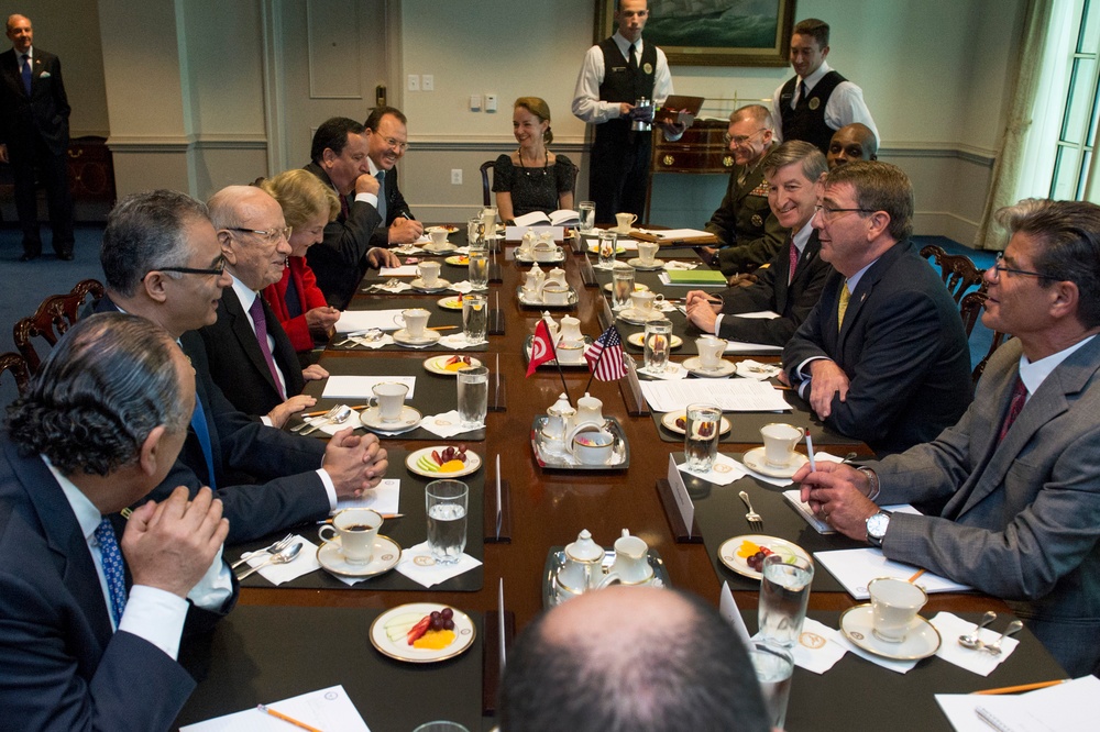 Secretary of defense hosts honor cordon for Tunisian president