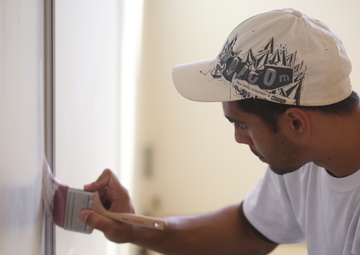 Volunteers make small sacrifice for wounded warriors