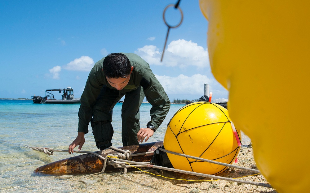 US Navy EOD partners with Republic of Singapore Navy EOD