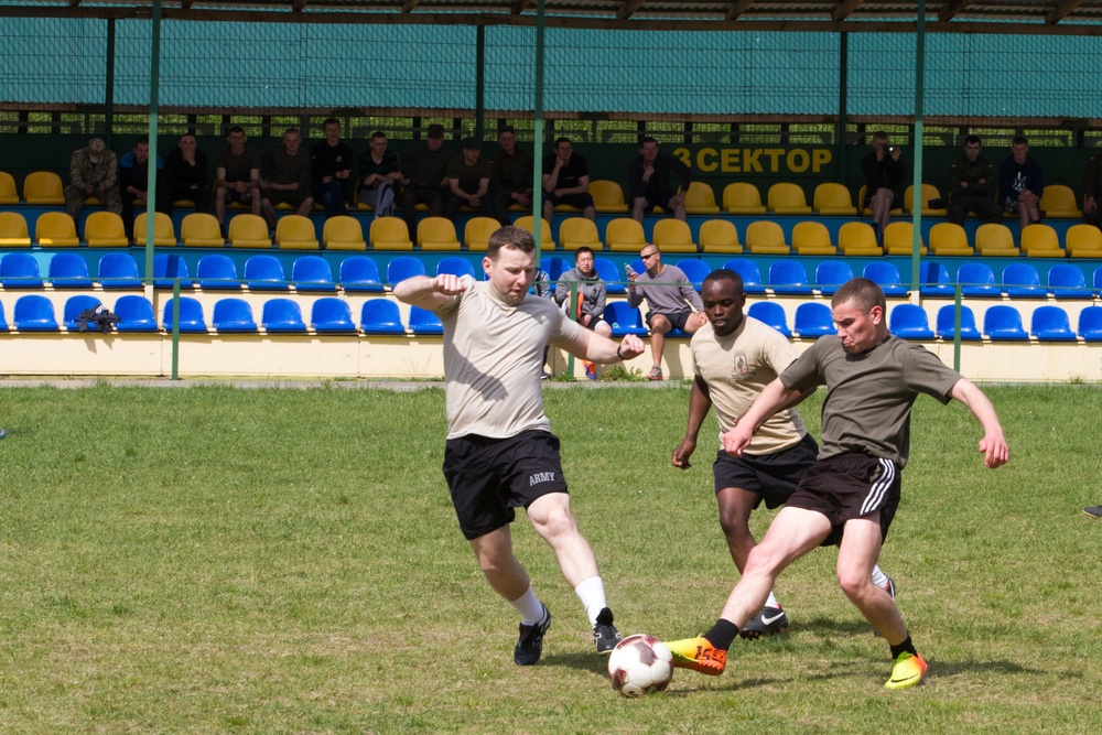 US paratroopers play soccer with Ukrainian national guardsmen