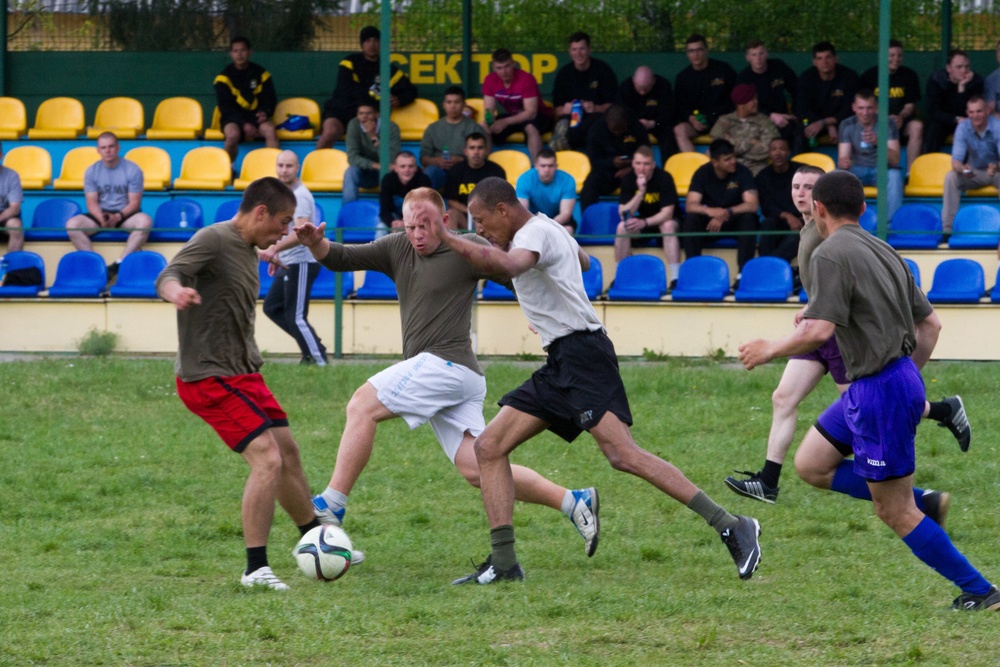US paratroopers play soccer with Ukrainian national guardsmen