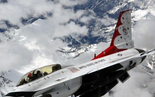 McConnell Reservists keep Thunderbirds flying