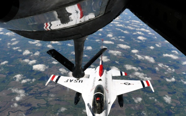 McConnell Reservists keep Thunderbirds flying