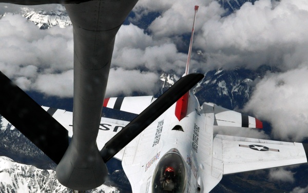 McConnell Reservists keep Thunderbirds flying