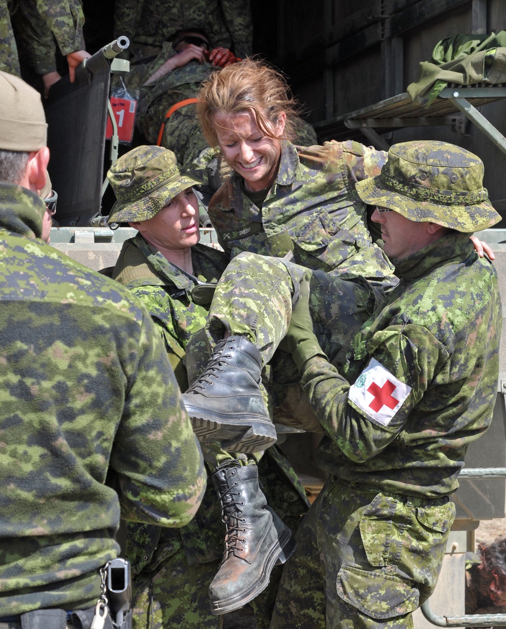 Oregon Army National Guard medevac unit trains with Canadian armed forces during Maple Resolve 2015