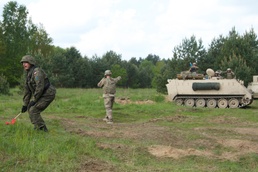 US and Polish mortarmen working together