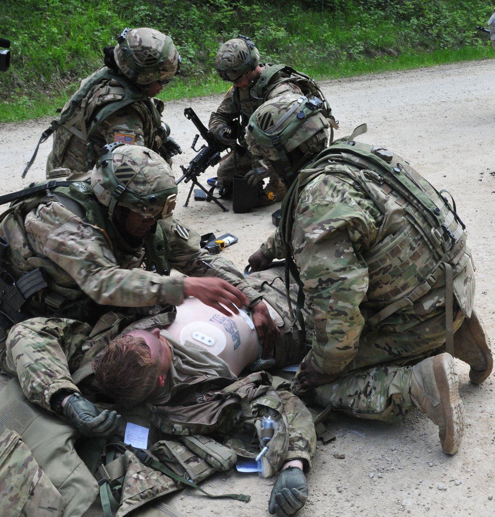Soldiers apply first aid during Combined Resolve exercise
