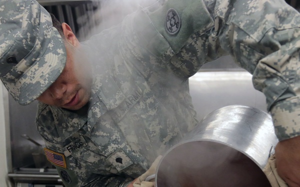 Army cooks keep Soldiers fed at sea