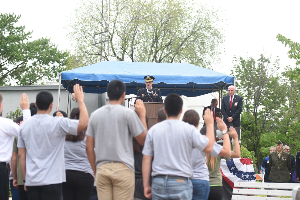 Army recruits are administered their oath by Army Reserve general during Memorial Day