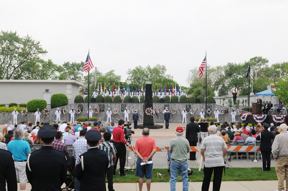 Service members join local Chicago land community to remember the fallen
