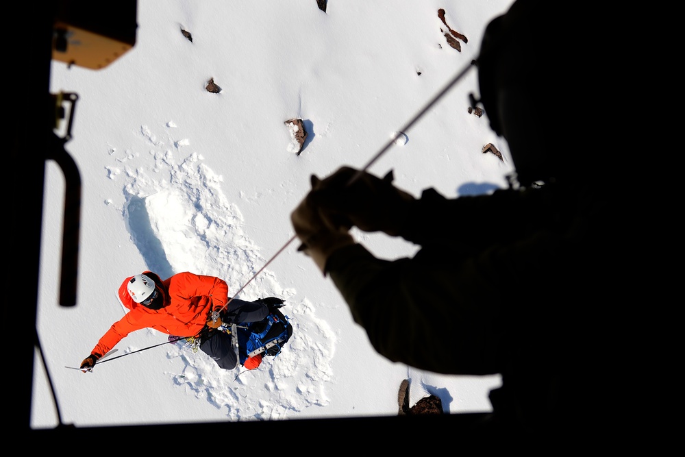 JBLM and NPS conduct mountain rescue training