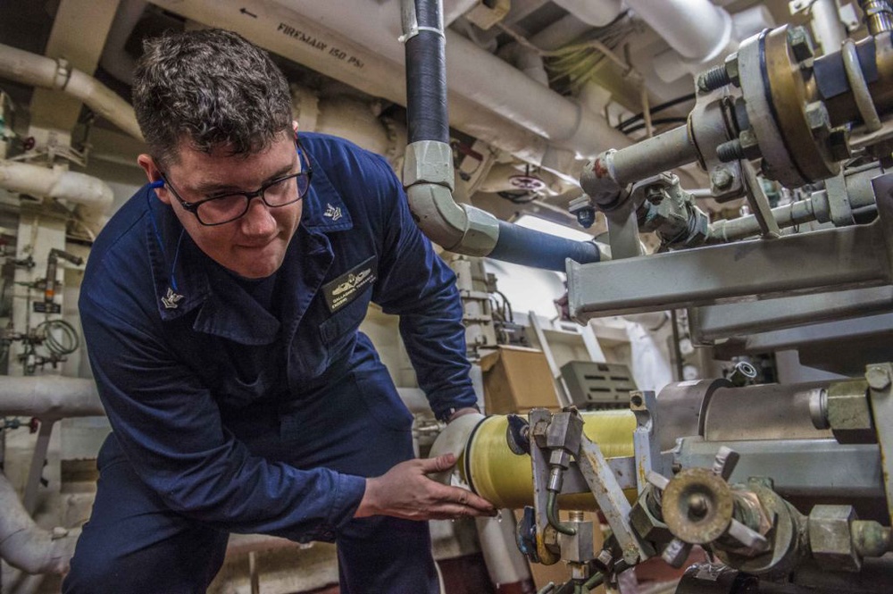 USS Mustin sailors conduct repairs