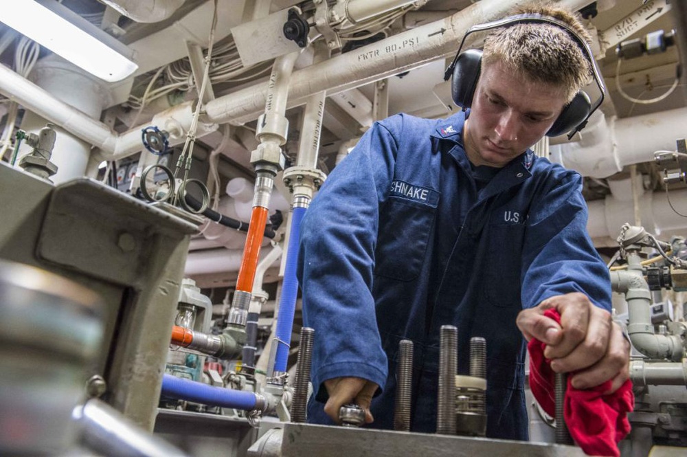 USS Mustin sailors conduct repairs