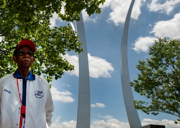 Veterans visit D.C. monuments, memorials through Honor Flight Network