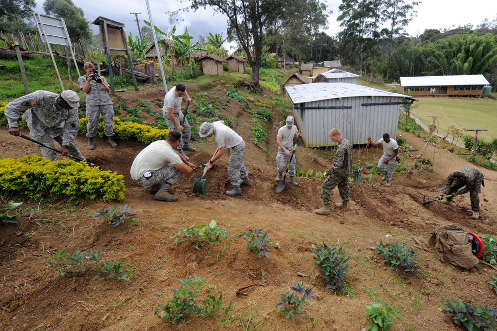 Pacific Angel participants help improve Papua New Guinean school
