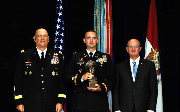 Michigan Army Guardsman receives Gen. Douglas MacArthur award