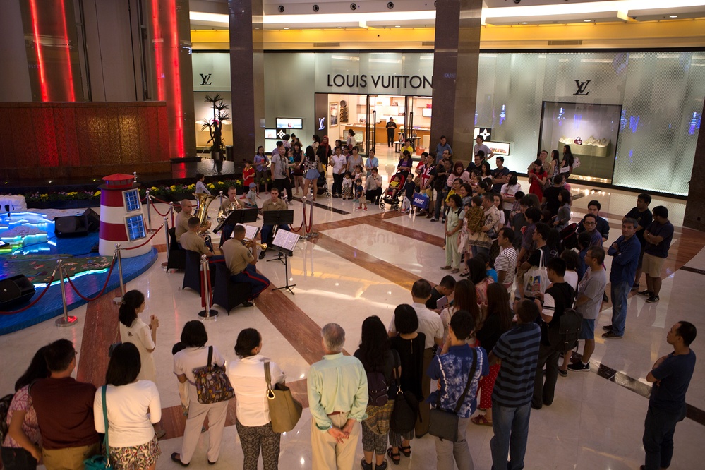 MARFORPAC Band performs at the Pacific Palace Mall