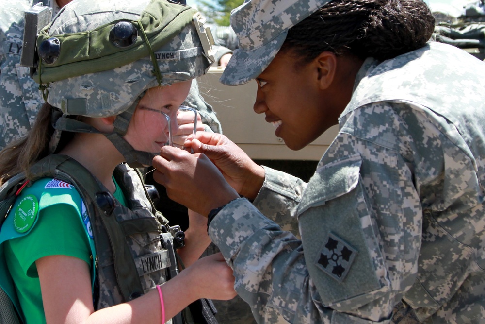 Girl Scouts, Soldiers trade cookies for new merit badges