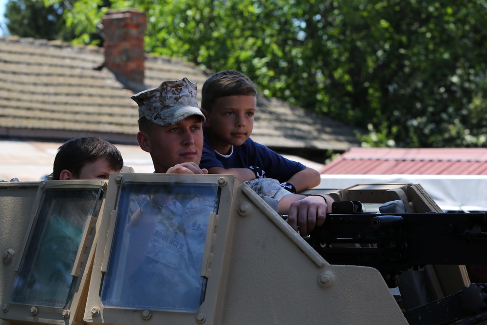 U.S. Marines, Romanian soldiers volunteer at City Days