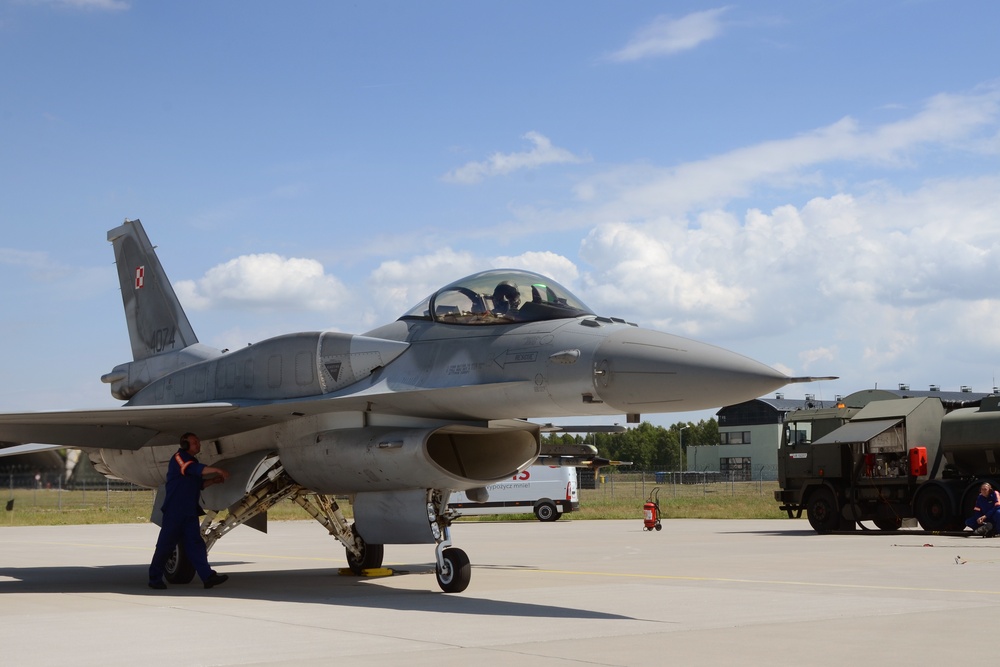 Swamp Fox 'hot pit' refueling with the Polish air force