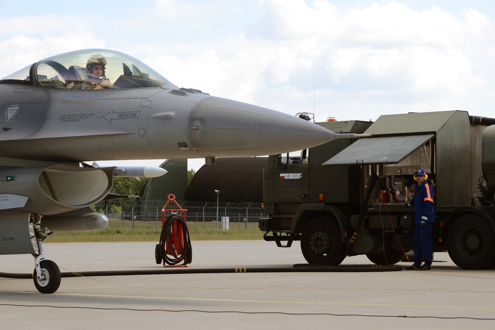 Swamp Fox 'hot pit' refueling with the Polish air force