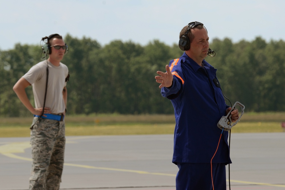 Swamp Fox 'hot pit' refueling with the Polish air force