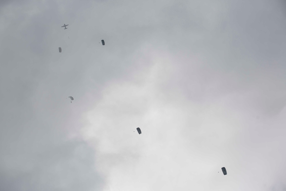 Force Recon Marines show no fear, jump from thousands of feet