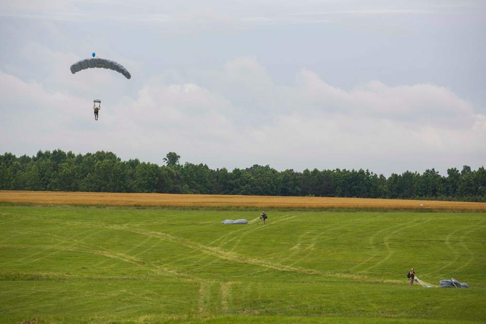 Force Recon Marines show no fear, jump from thousands of feet