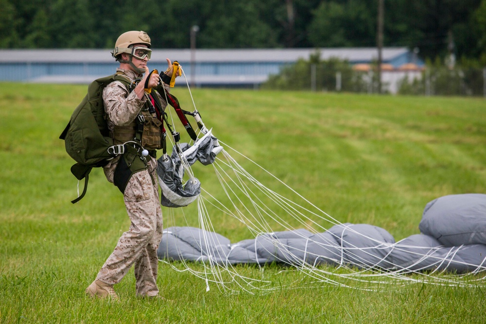 Force Recon Marines show no fear, jump from thousands of feet