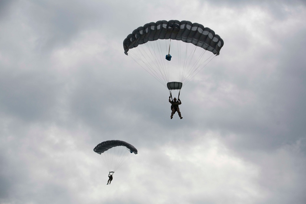 Force Recon Marines show no fear, jump from thousands of feet