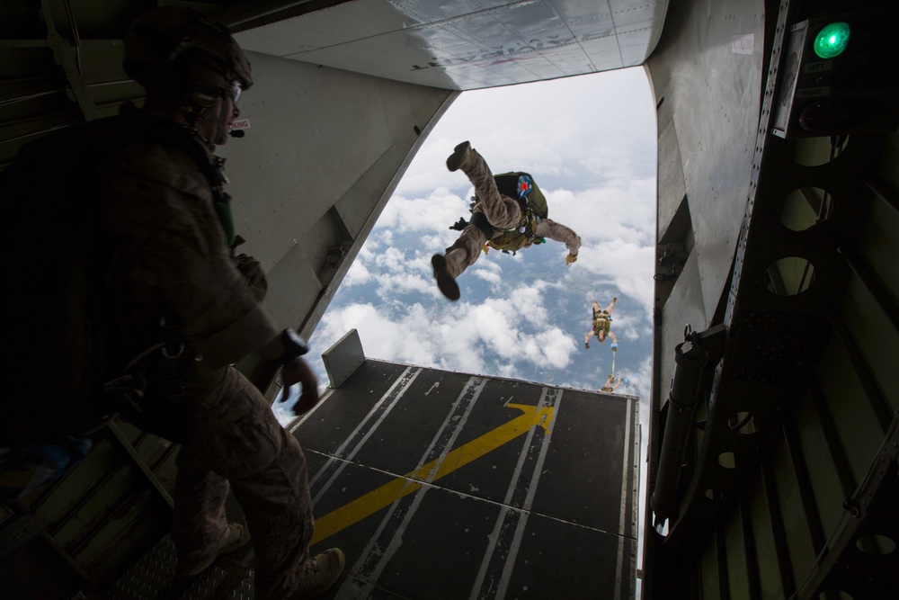 Force Recon Marines show no fear, jump from thousands of feet