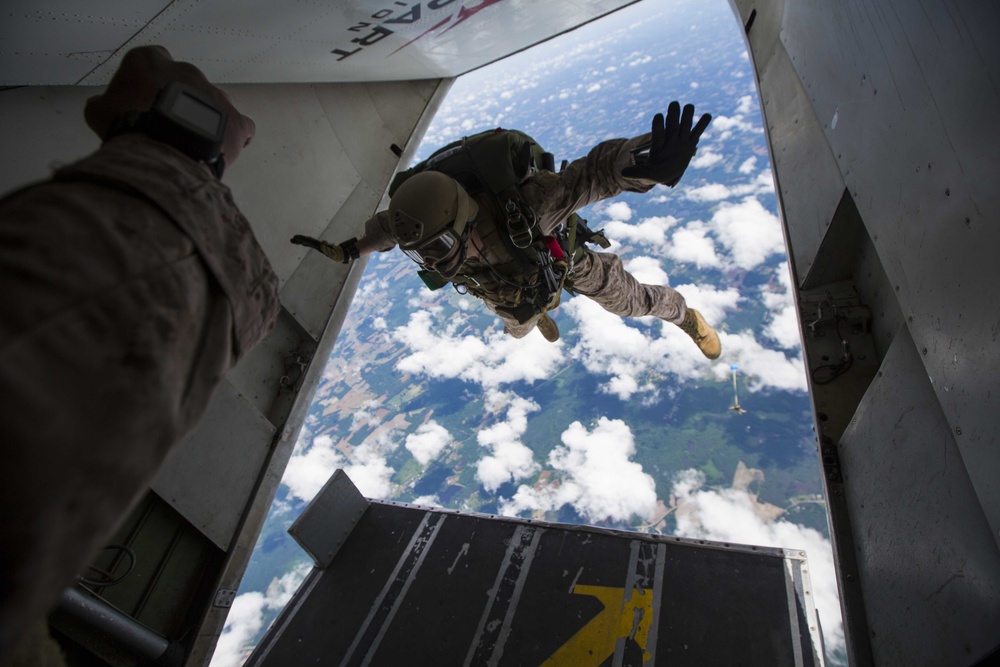 Force Recon Marines show no fear, jump from thousands of feet