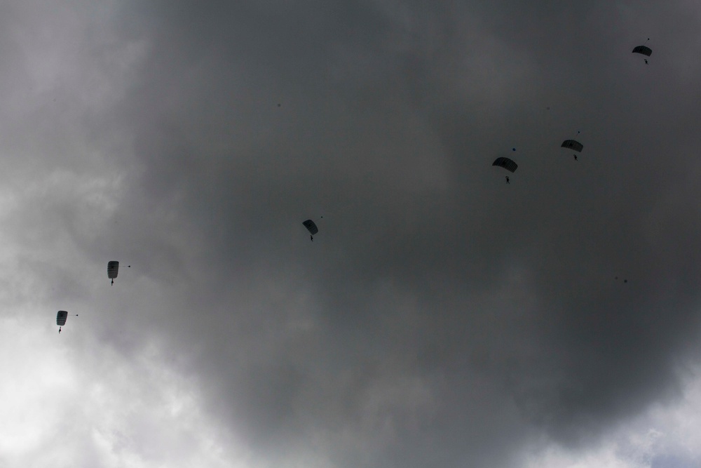 Force Recon Marines show no fear, jump from thousands of feet