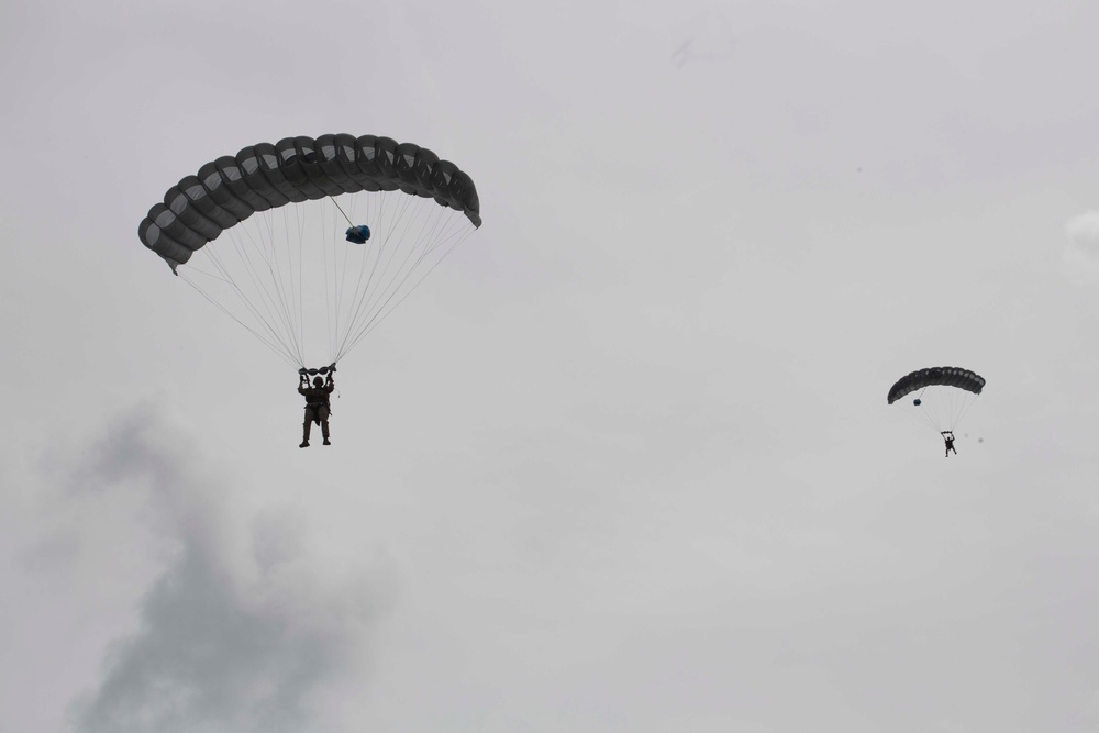 Force Recon Marines show no fear, jump from thousands of feet