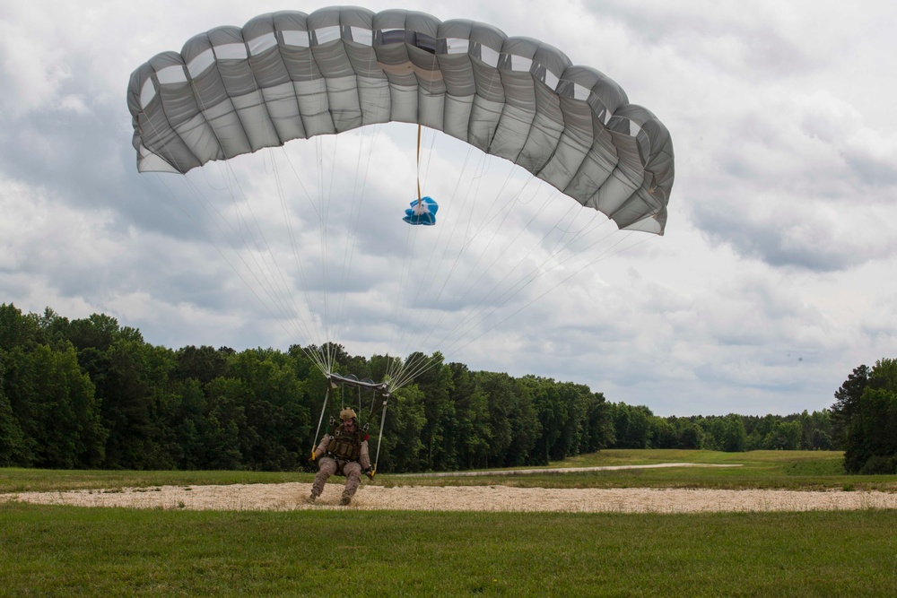 Force Recon Marines show no fear, jump from thousands of feet