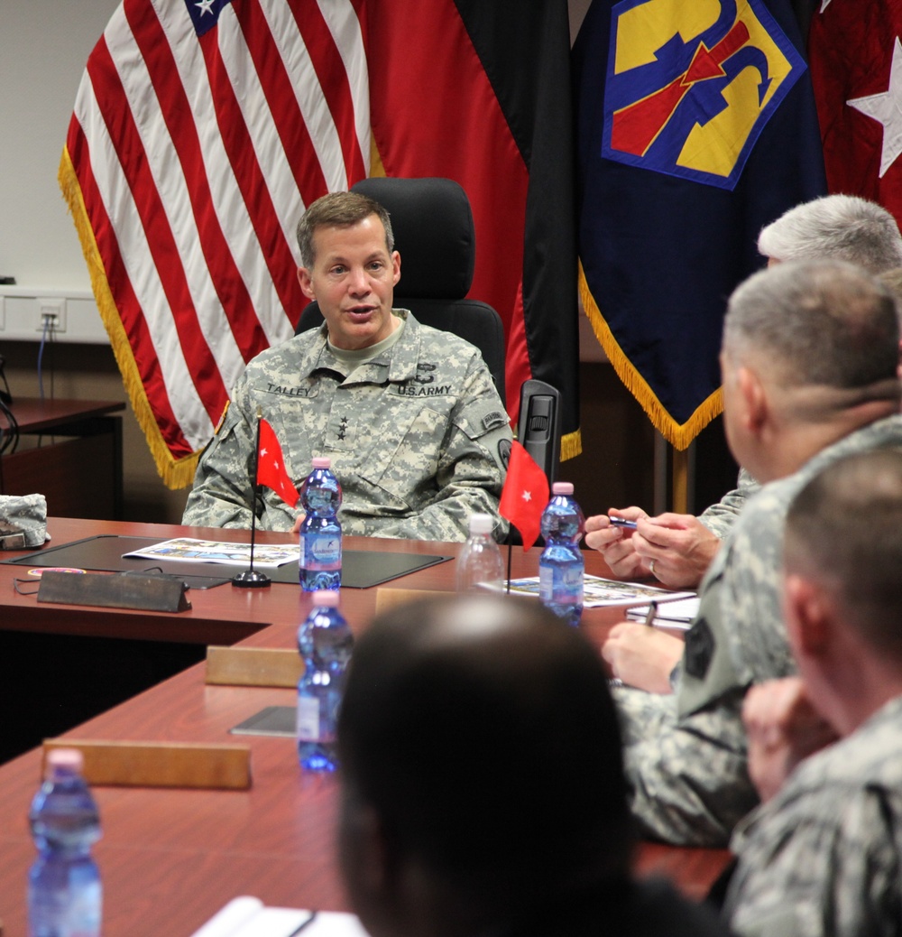 Chief of Army Reserve, senior enlisted leader visit 7th CSC
