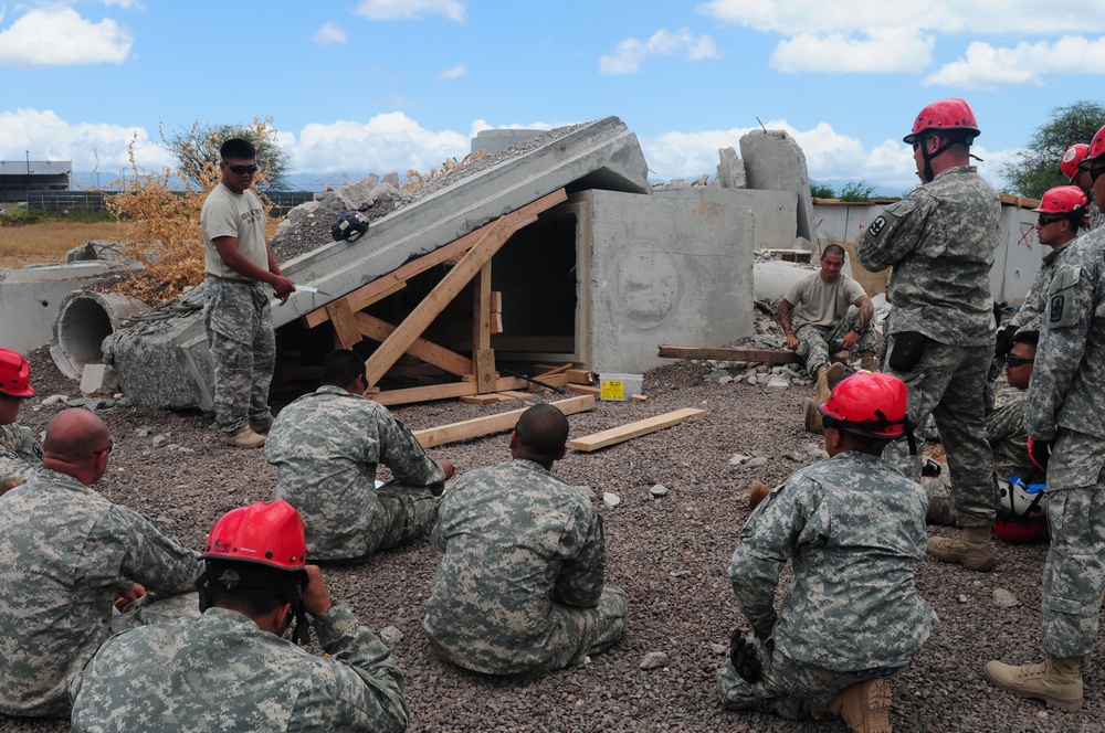 227th BEB stabilize a disaster site in preparation for Vigilant Guard/Makani Pahili 2015