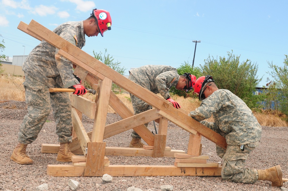 227th BEB stabilize a disaster site in preparation for Vigilant Guard/Makani Pahili 2015