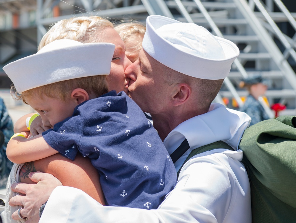 USS Carl Vinson returns to San Diego