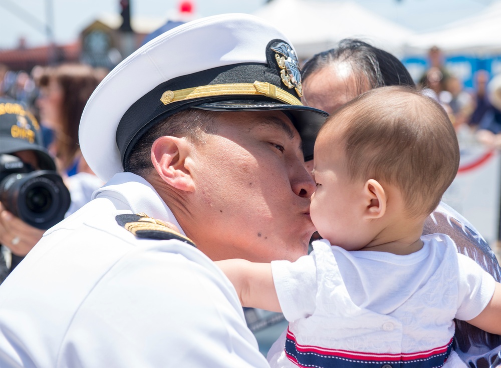 USS Carl Vinson returns to San Diego