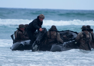 Marines with 1st Radio Recon conduct amphibious training