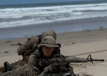 Marines with 1st Radio Recon conduct amphibious training