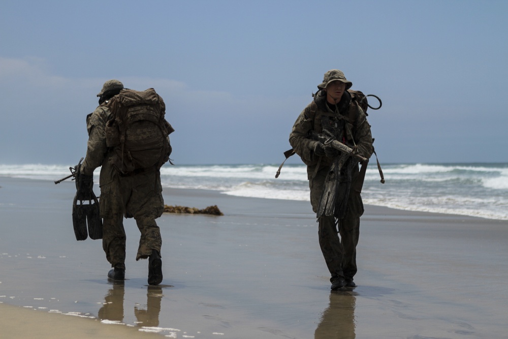 DVIDS - Images - Marines with 1st Radio Recon conduct amphibious ...