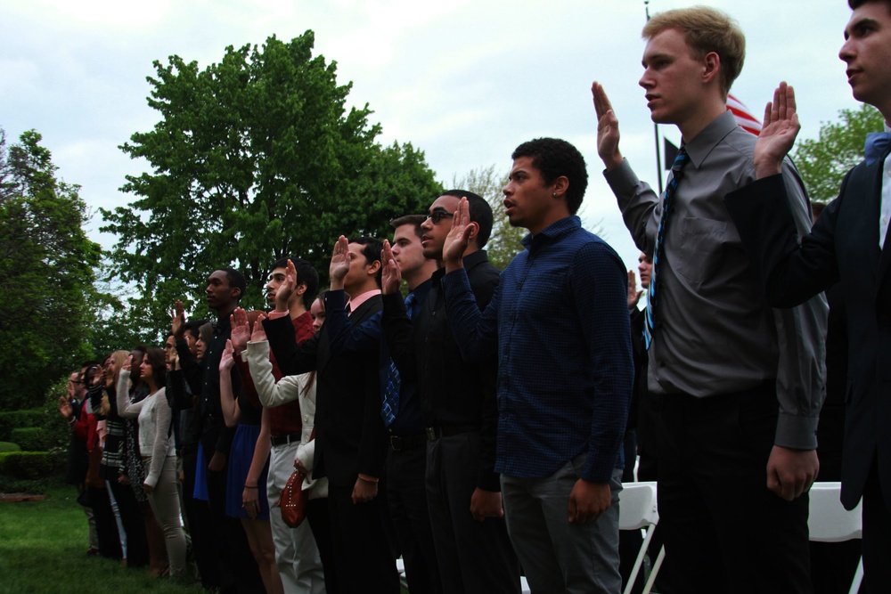 Applicants give oath of enlistment