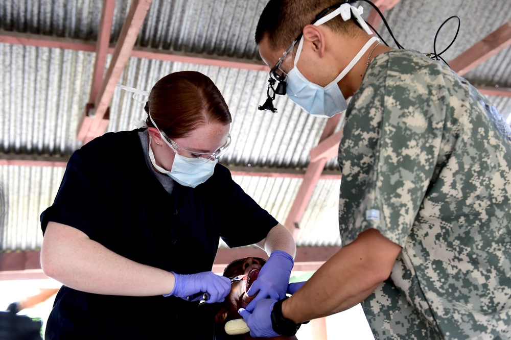 Dental clinic held in Betio, Kiribati