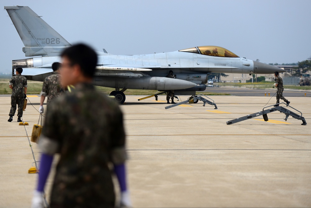 ROK, US crew chiefs keep jets flying