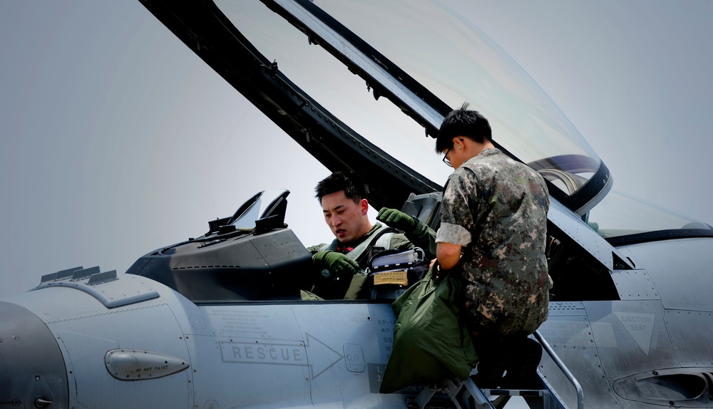 ROK, US crew chiefs keep jets flying