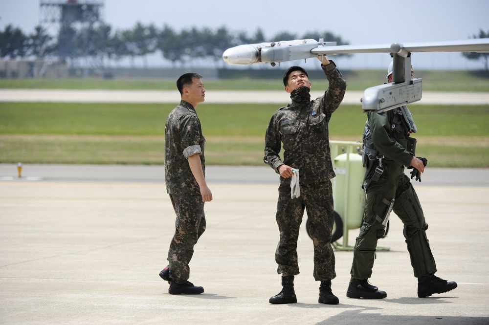 ROK, US crew chiefs keep jets flying