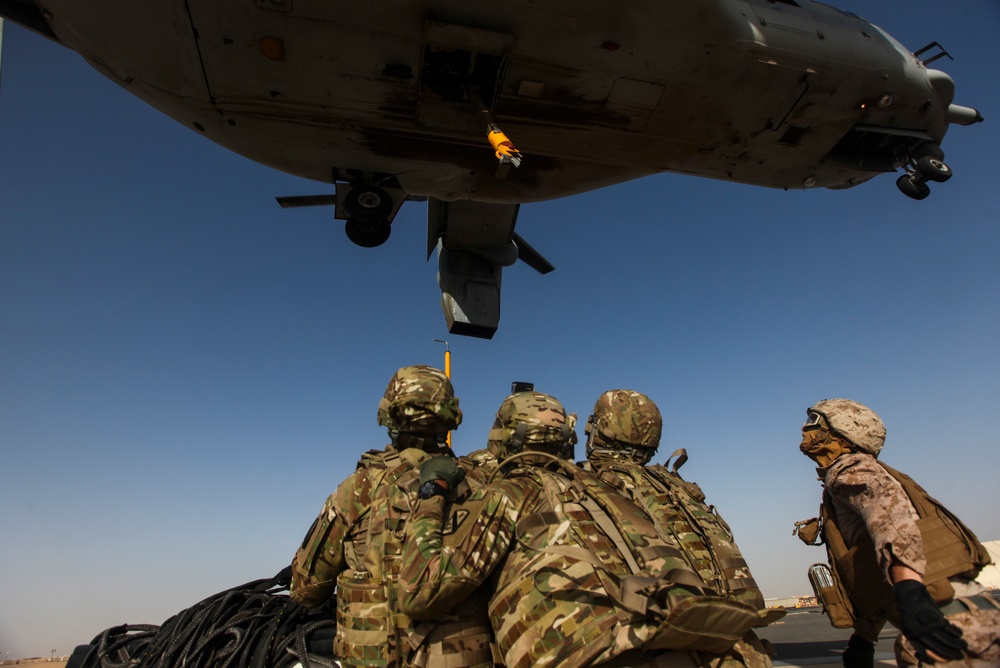 U.S. Marines, U.S. Army Soldiers Practice MV-22 External Cargo Lifts