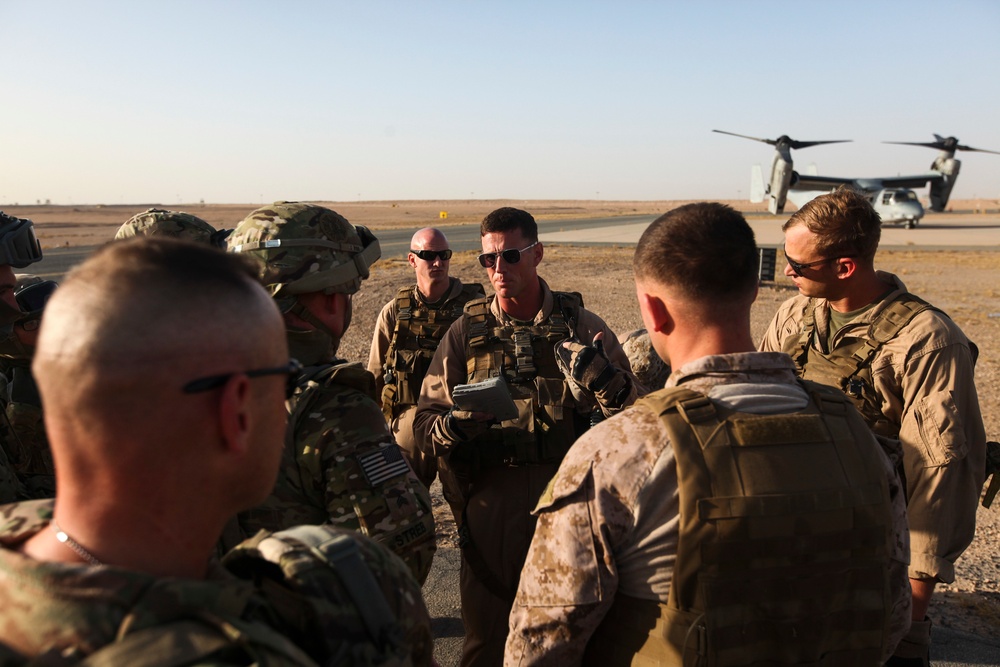 U.S. Marines, U.S. Army Soldiers Practice MV-22 External Cargo Lifts